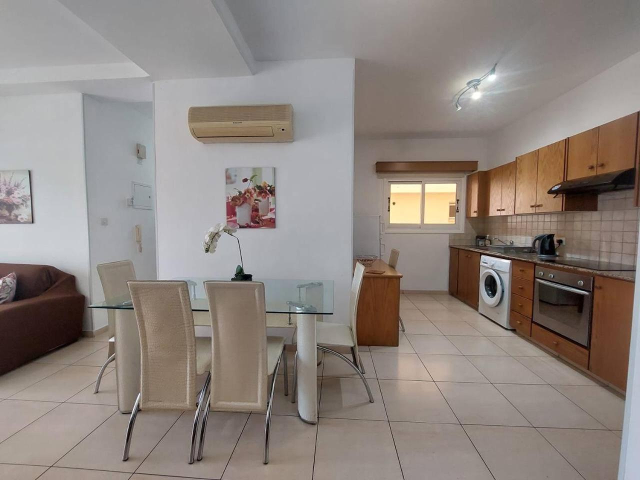 Sunny 2 Bedroom Larnaca Center Exterior foto